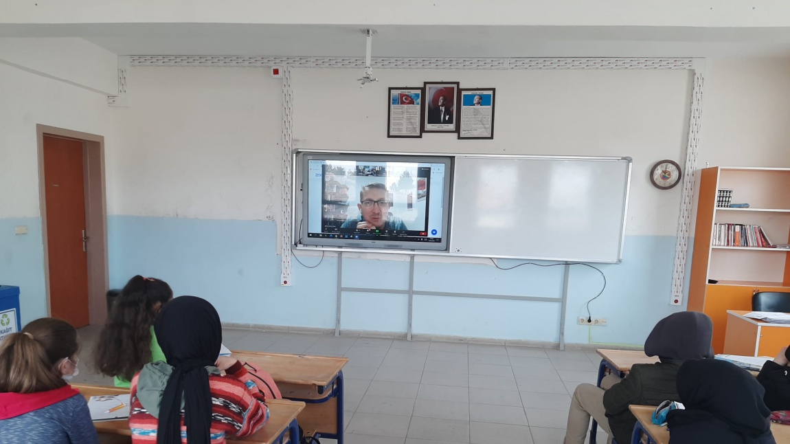 Nasa çalışanı Astrofizikçi Umut YILDIZ 8A sınıfına e-konferans sunumu yaptı.
